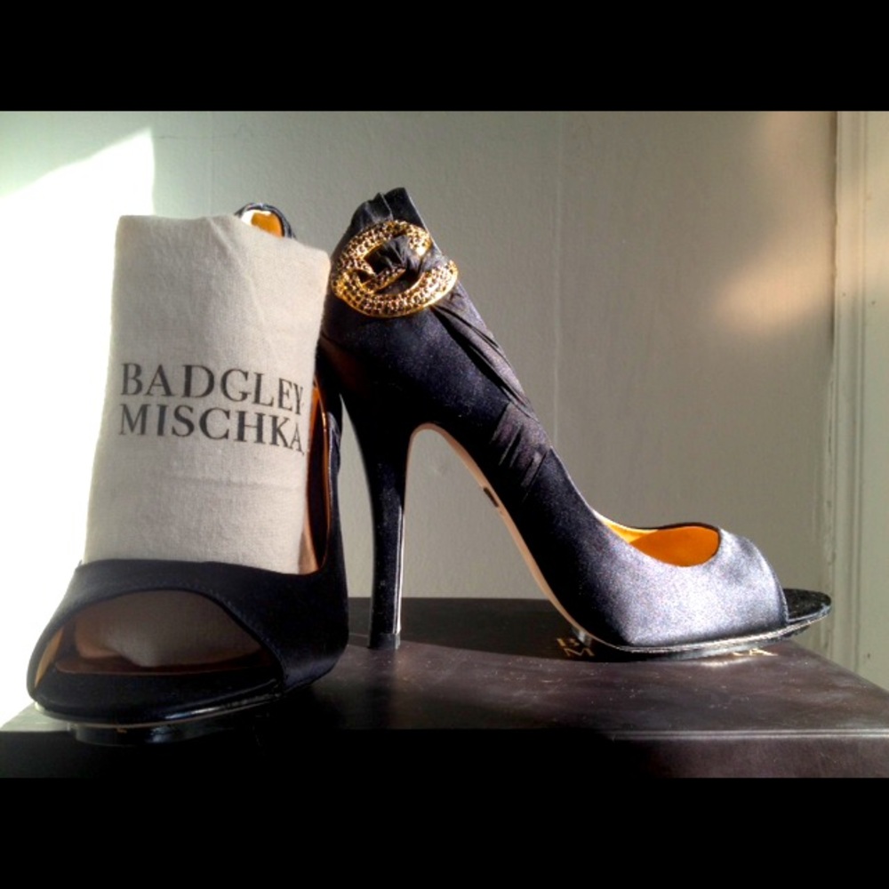 NWB Badgley Mischka Eavan Satin Peep Toe Heel Black size 10 w/Crystal Brooch